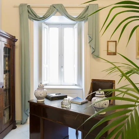 Palazzo Mottola 3* טרופאה