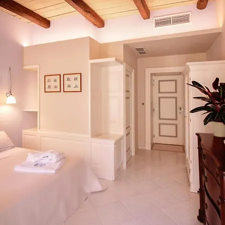 מלון Palazzo Mottola 3*